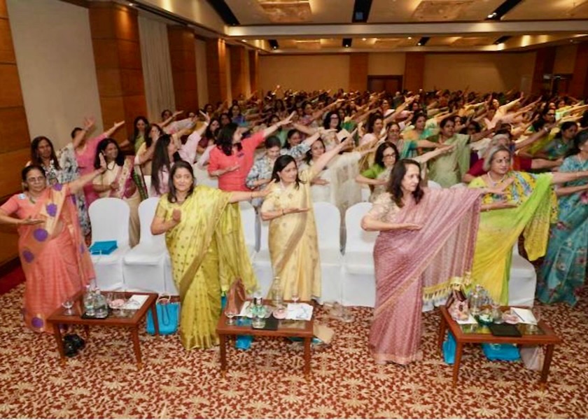 Image for article Praktikující představují Falun Gong na prezentaci Inner Wheel v indické Bombaji