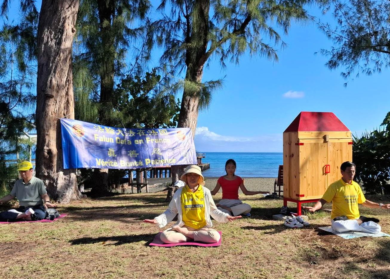 Image for article Ostrov Réunion, Francie: Předvádění cvičení Falun Dafa a objasňování pravdy u příležitosti Světového dne Falun Dafa