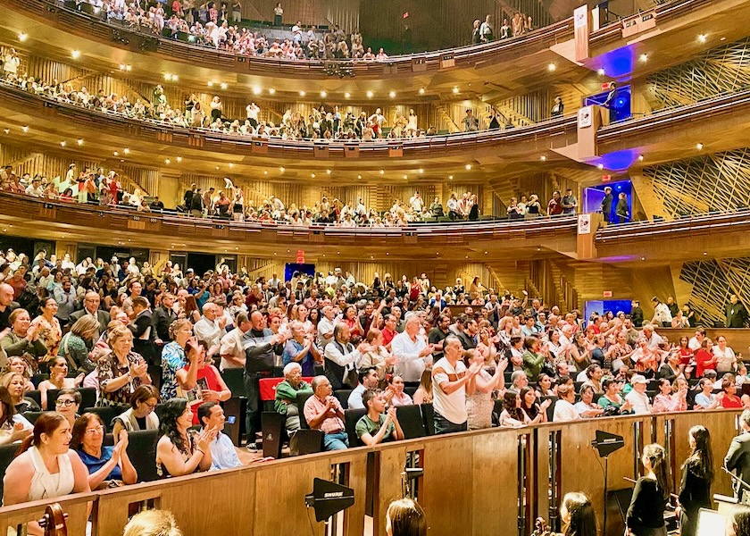 Image for article Shen Yun uzavírá sezónu 2025 ve Francii a Spojených státech: „Šíření světla“