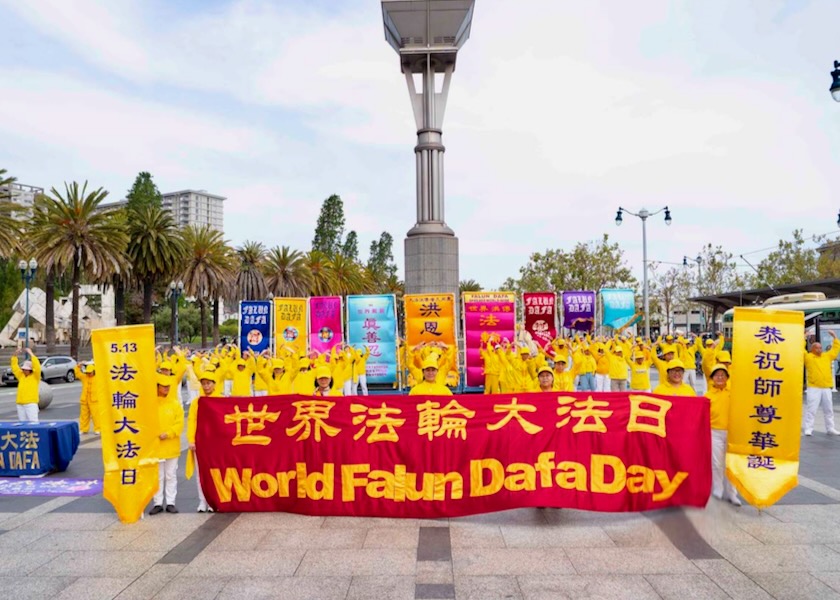 Image for article Kalifornie, USA: Lidé v San Franciscu obdivují průvod oslavující Světový den Falun Dafa