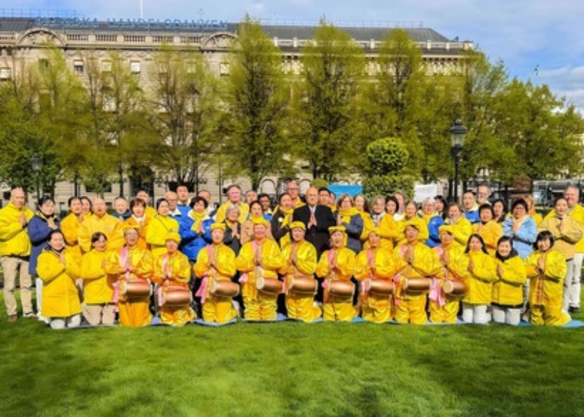 Image for article Švédsko: Praktikující oslavili Světový den Falun Dafa a vyjádřili vděčnost Mistrovi