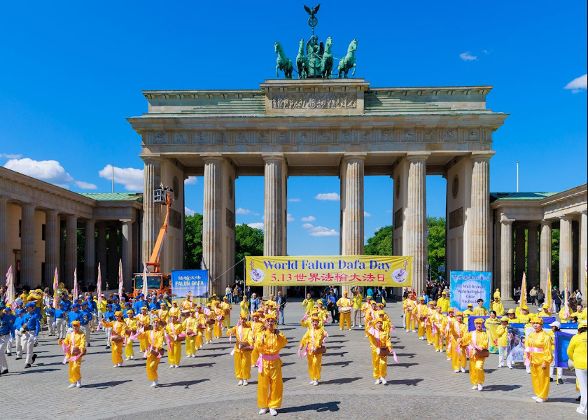 Image for article Berlín, Německo: Průvod ke Světovému dni Falun Dafa zaujal diváky (1. část)