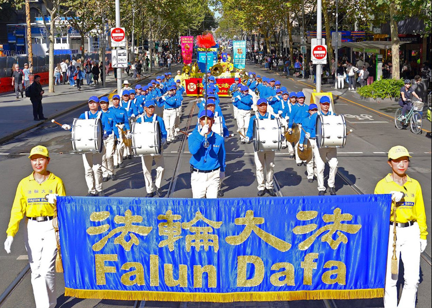 Image for article Praktikující Falun Dafa v Melbourne uspořádali průvod a shromáždění na oslavu Světového dne Falun Dafa