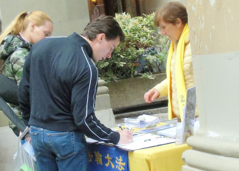 Image for article Ženeva, Švýcarsko: Úředníci a občané podpořili Falun Gong před parlamentem