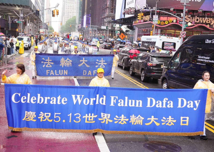 Image for article New York: Lidé ze všech společenských vrstev se prostřednictvím velkého průvodu dozvídají o Falun Dafa