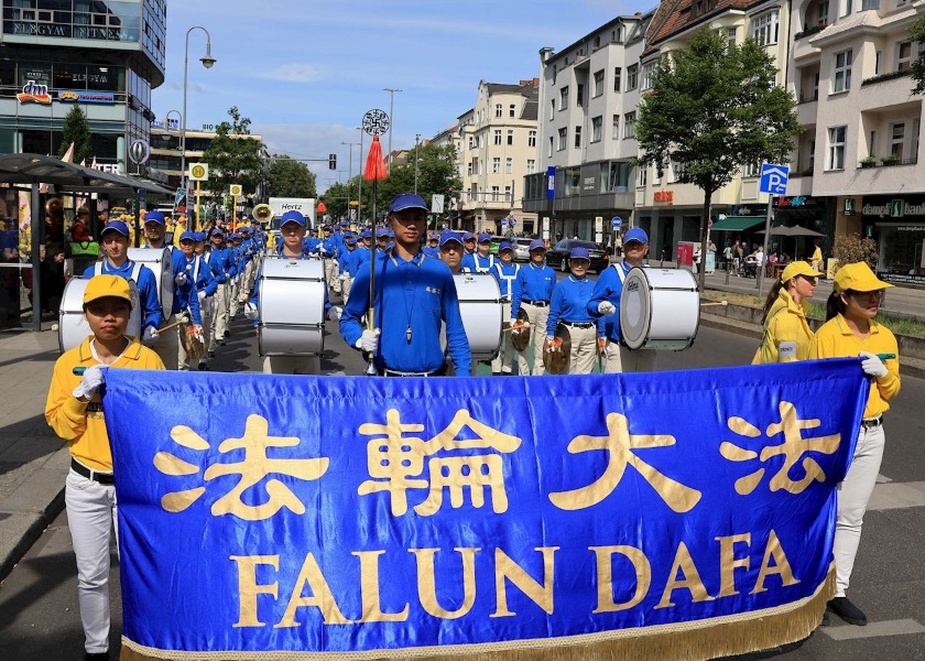 Image for article Německo: Lidé chválí Falun Dafa během oslav Světového dne Falun Dafa v Berlíně