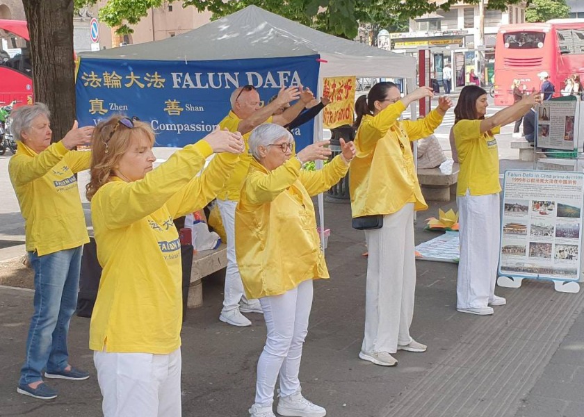 Image for article Itálie: Praktikující v různých městech slaví Světový den Falun Dafa
