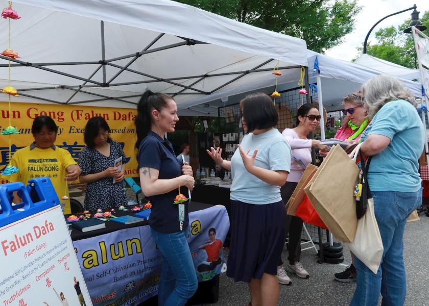 Image for article Severní Karolína, USA: Lidé se přihlašují k výuce Falun Dafa na uměleckém festivalu