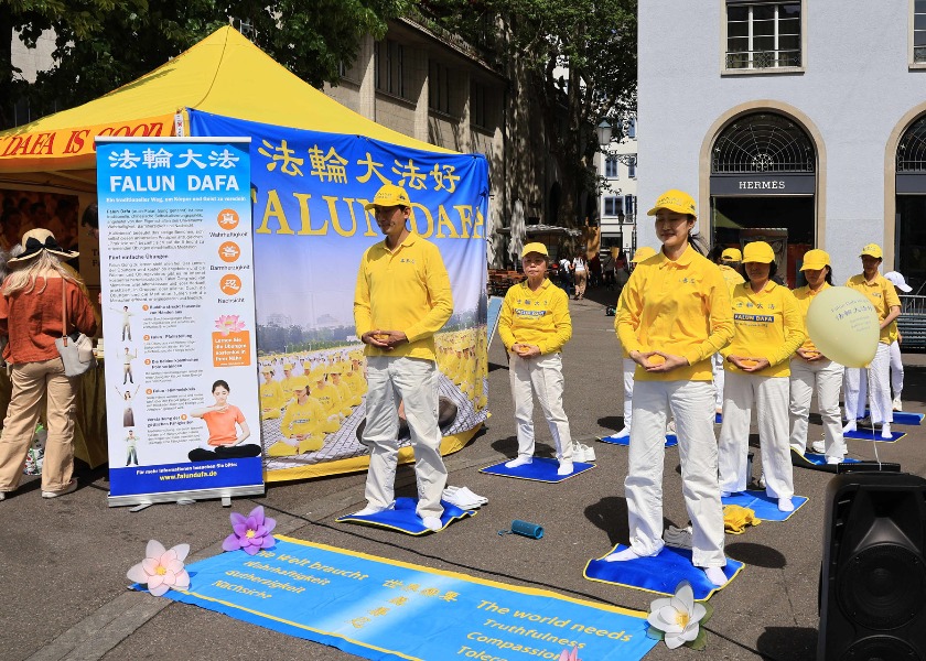 Image for article Curych, Švýcarsko: Praktikující sdílejí radost ze Světového dne Falun Dafa