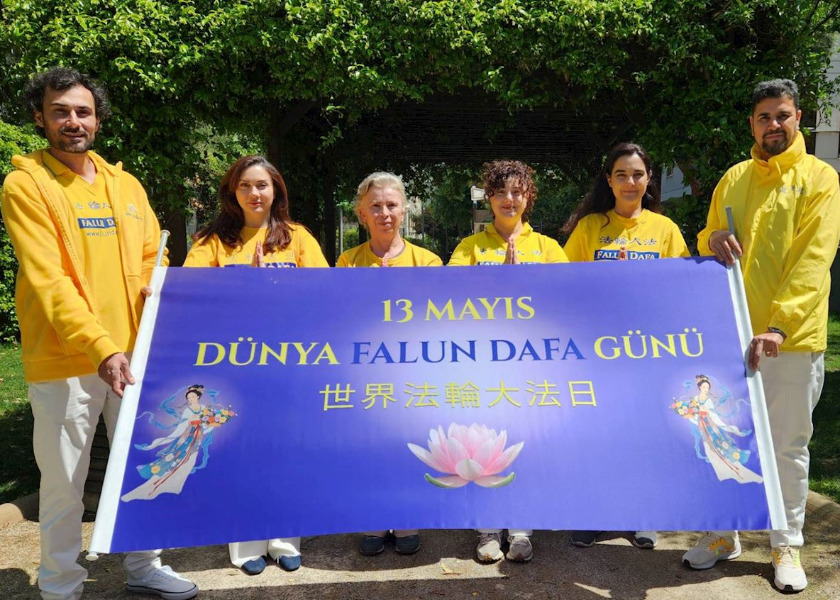Image for article Turecko: Praktikující oslavují Světový den Falun Dafa