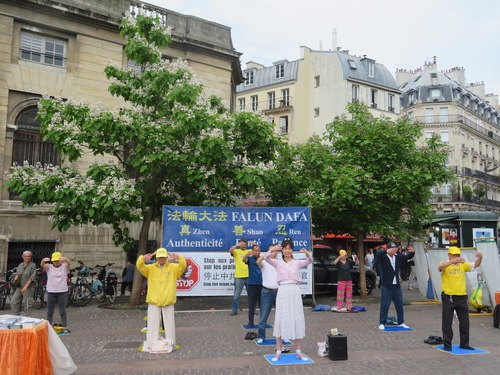 Image for article Paříž, Francie: Představení Falun Dafa veřejnosti