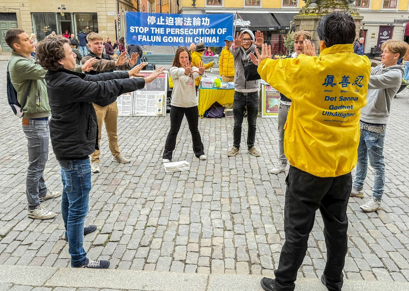 Image for article Turisté ve Švédsku podporují Falun Dafa a odsuzují pronásledování ze strany KS Číny