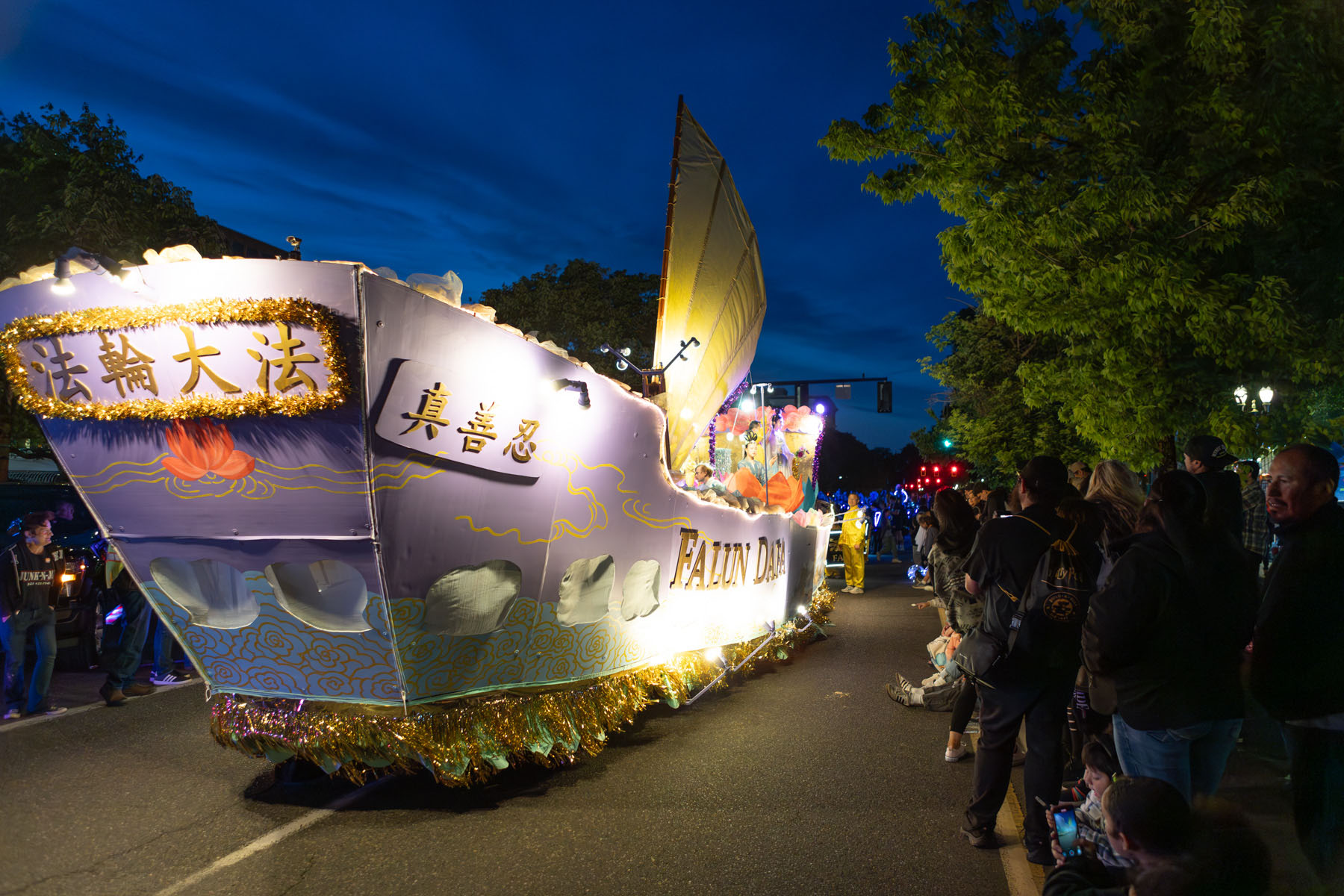 Image for article Portland, Oregon: Loď Falun Dafa září na průvodu Starlight Parade