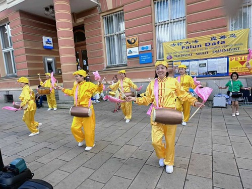 Image for article Česká republika: Představení Falun Dafa na Mezinárodním filmovém festivalu v Karlových Varech