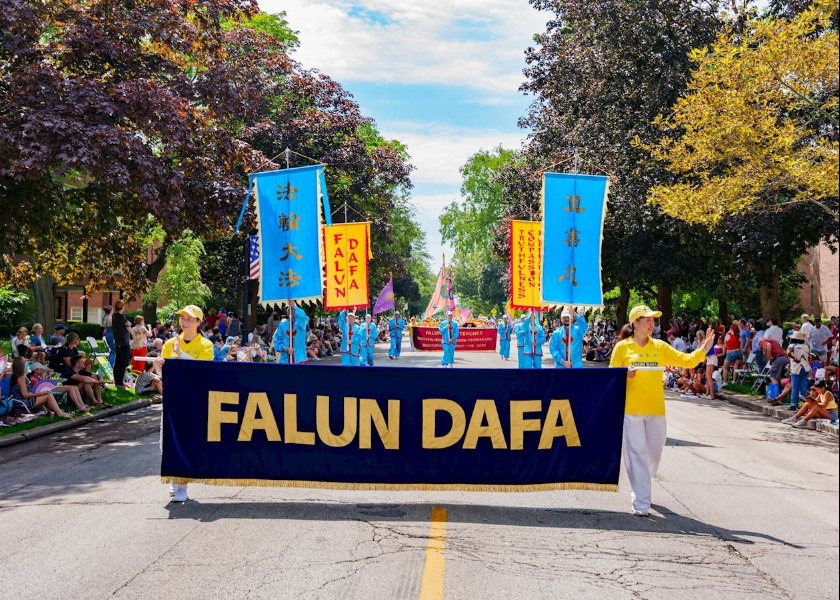 Image for article Chicago, USA: Skupina Falun Dafa vystoupila na průvodu k oslavě Dne nezávislosti a oslavujíc svobodu