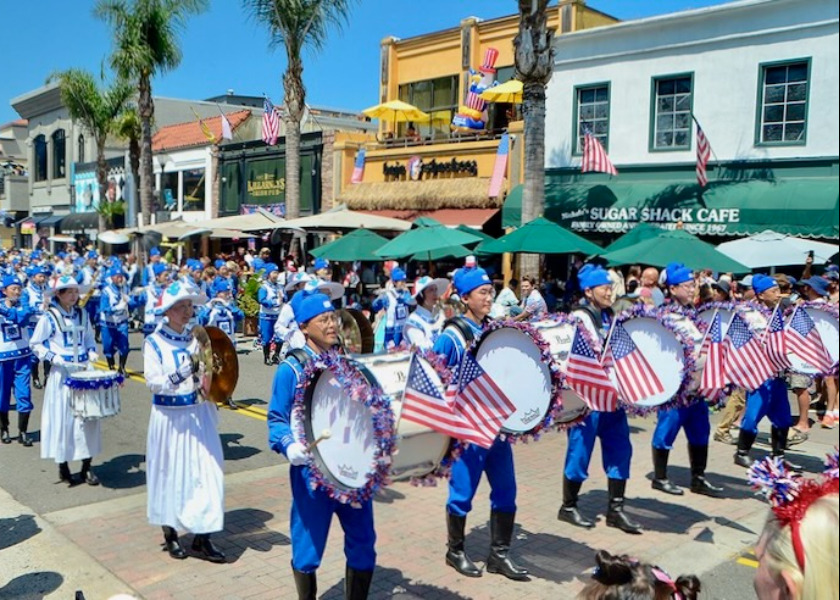 Image for article Huntington Beach, Kalifornie: Tian Guo Marching Band získal cenu Johna Philipa Sousy na průvodu ke Dni nezávislosti