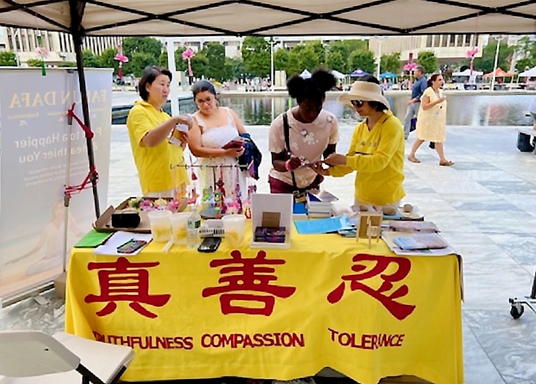 Image for article Lidé se na festivalu jídla ve státě New York seznamovali s Falun Dafa