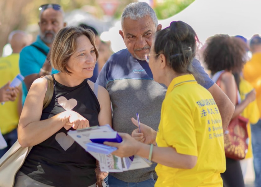 Image for article Réunion, Francie: Seznámení s Falun Dafa a upozornění na pronásledování při akci ve městě La Possession