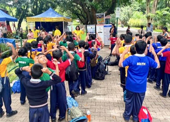 Image for article Indie: Návštěvníci se seznamují s Falun Dafa na květinové výstavě Lalbagh v Bangalore
