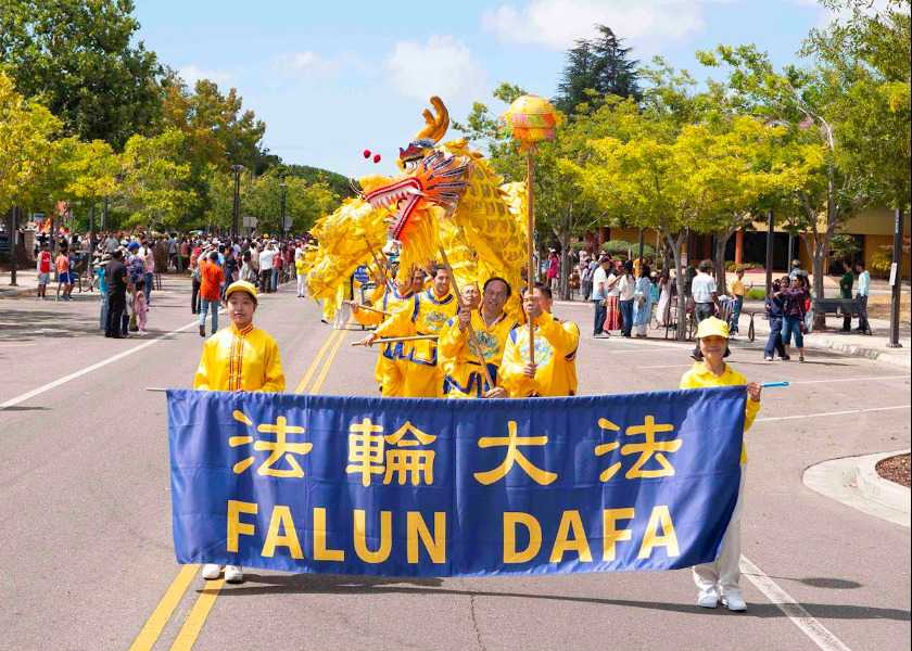 Image for article Fremont, Kalifornie: Falun Dafa vítán během Průvodu ke Dni Indie