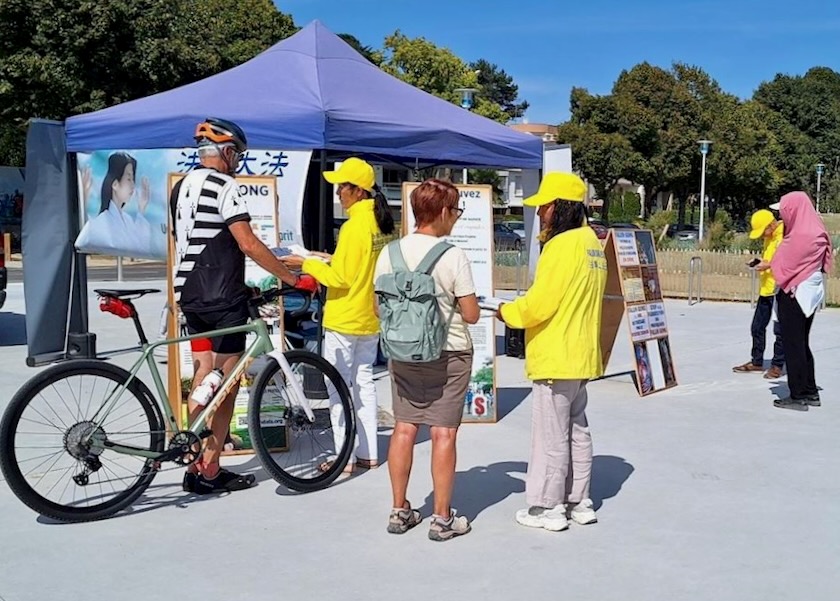 Image for article Francie: Turisté se dozvídají o Falun Dafa a podepisují petici za ukončení pronásledování