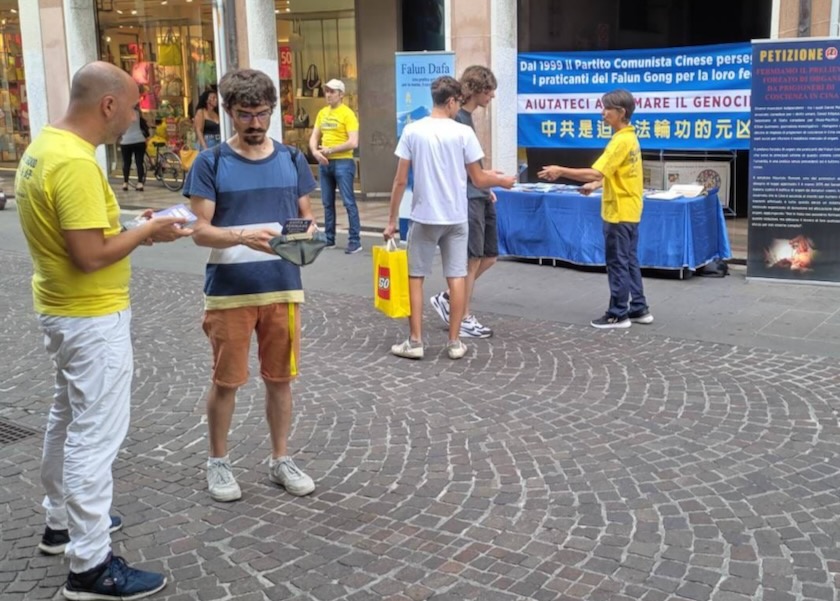 Image for article Itálie: Akce po celé zemi volají o pomoc k ukončení pronásledování v Číně