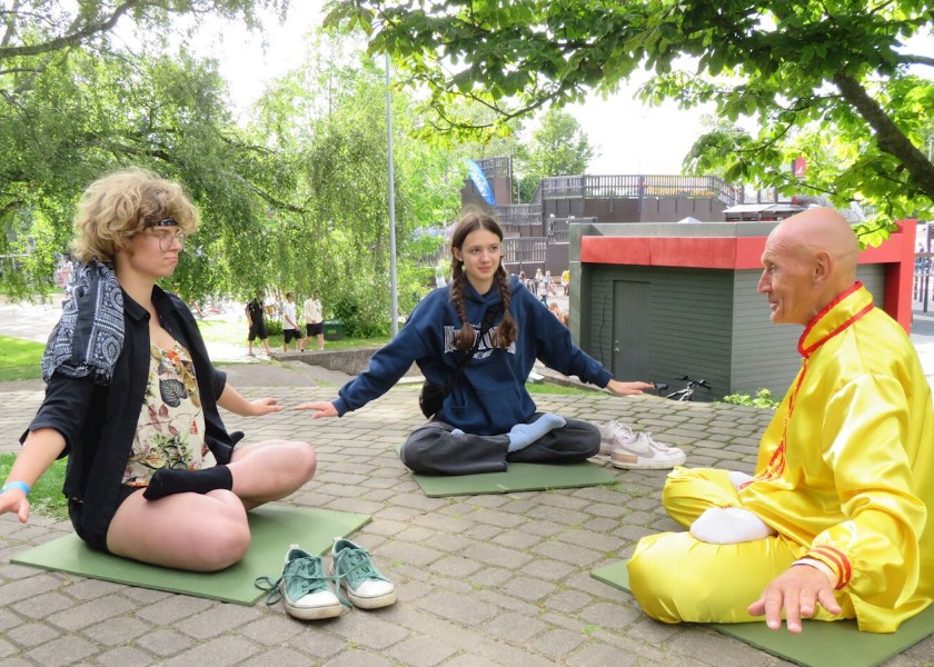 Image for article Lotyšsko: Návštěvníci se během festivalu mládeže seznámili s Falun Dafa