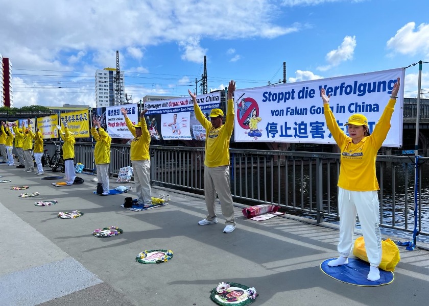Image for article Německo: Praktikující Falun Gongu protestují proti pronásledování v Pekingu před čínskou ambasádou a konzuláty