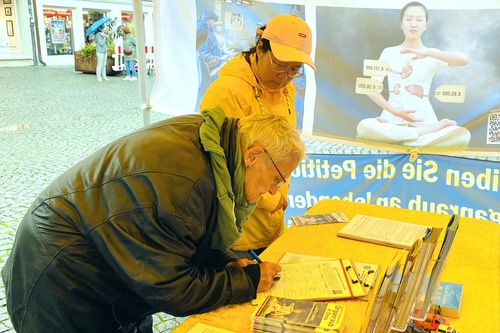 Image for article Německo: Lidé odsuzují pronásledování Falun Gongu během akce v Lindau