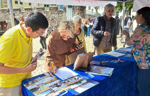 Image for article Německo: Číňané se vzdávají komunistické strany na informačním stánku Falun Dafa