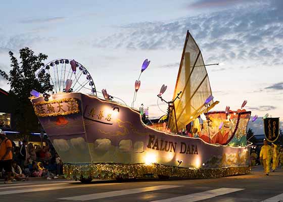 Image for article Seattle, Washington: Davy lidí jásají pro Falun Dafa při průvodu Seafair Torchlight Parade
