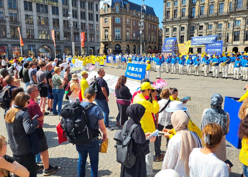 Image for article Nizozemsko: Lidé odsuzují pronásledování Falun Dafa během průvodu v Amsterdamu