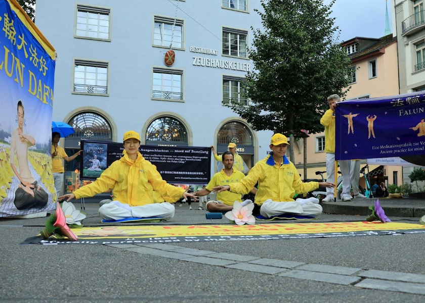 Image for article Švýcaři obdivují vytrvalost praktikujících Falun Dafa