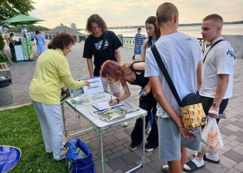 Image for article Ukrajina: Lidé chválí Falun Dafa během akce v Dněpru