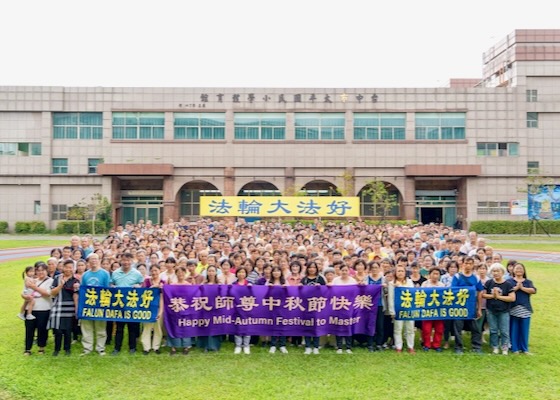 Image for article V předvečer Svátku středu podzimu vyjadřují praktikující ve středním Taiwanu upřímnou vděčnost