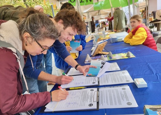 Image for article Gent, Belgie: Lidé podepisují petici za ukončení pronásledování Falun Dafa režimem Komunistické strany Číny