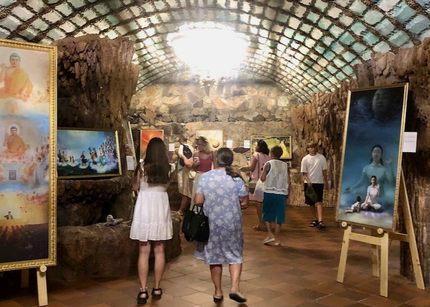 Image for article Bulharsko: Návštěvníky dojalo odhodlání a duchovní síla na výstavě umění Zhen Shan Ren na hradě Ravadinovo