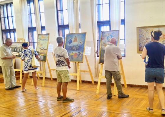 Image for article Bulharsko: Výstava „Umění Pravdivosti, Soucitu a Snášenlivosti“ rozzářila starobylou galerii v Sozopolu