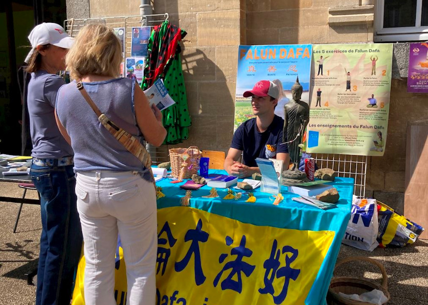 Image for article Francie: Šíření povědomí o Falun Dafa na fóru asociací v Manche