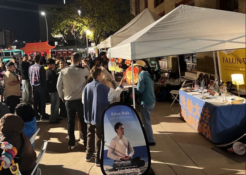 Image for article Kanada: Tým praktikujících Falun Dafa s bubny na pásech vedl komunitní průvod na festivalu lampionů ve Winnipegu