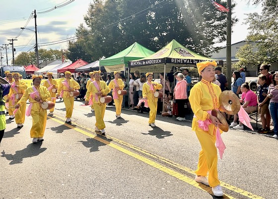 Image for article Maryland, USA: Představení Falun Dafa na průvodu a slavnosti Poolesville Day