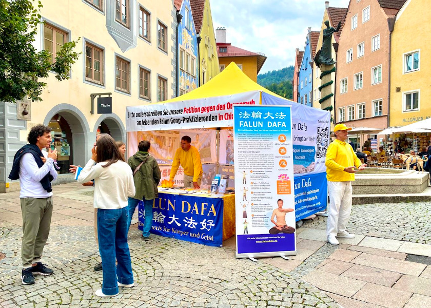 Image for article Německo: Lidé v historickém Füssenu se seznamují s Falun Dafa
