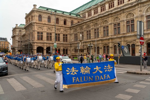 Image for article Rakousko: Lidé odsuzují pronásledování během akce ve Vídni na představení Falun Dafa