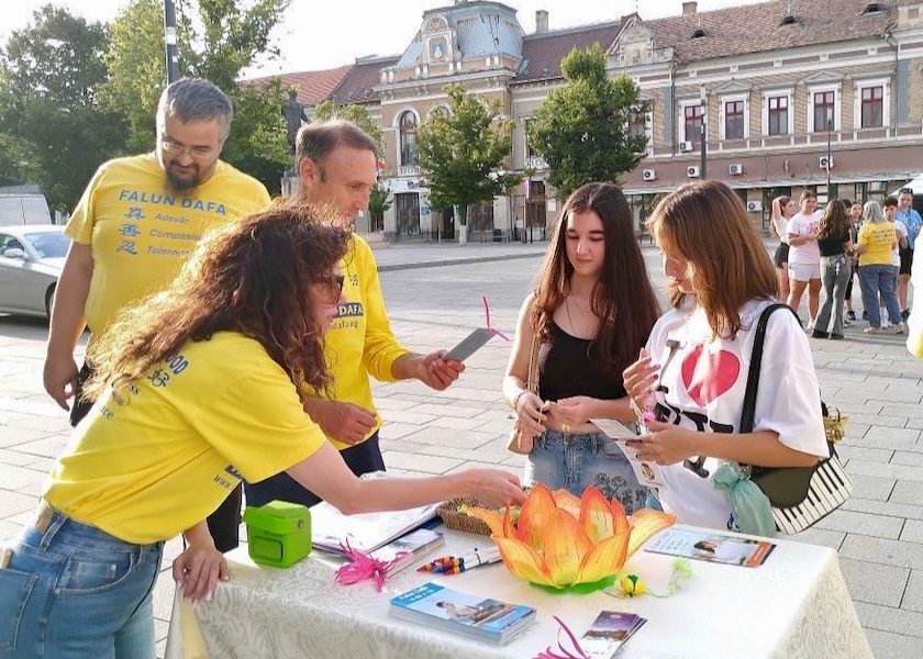 Image for article Lidé odsuzují pronásledování během akcí na představení Falun Dafa v Rumunsku