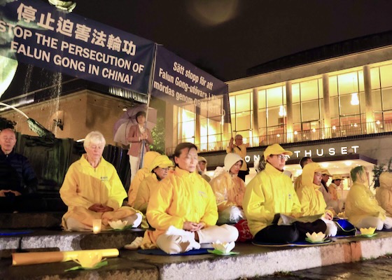 Image for article Göteborg, Švédsko: Pietní shromáždění při svíčkách upozornilo na pronásledování v Číně