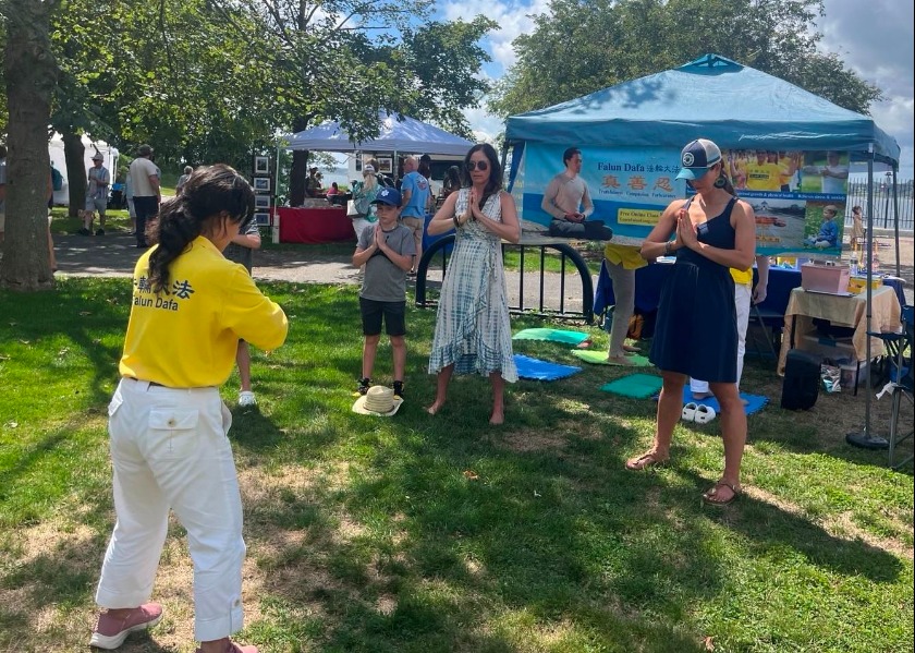 Image for article Spojené státy: Obyvatelé se na festivalu lidové hudby v Rhode Islandu seznamují s Dafa