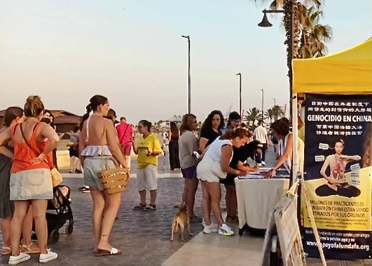 Image for article Valencia, Španělsko: Lidé chválí Falun Dafa a úsilí praktikujících zastavit pronásledování ze strany KS Číny