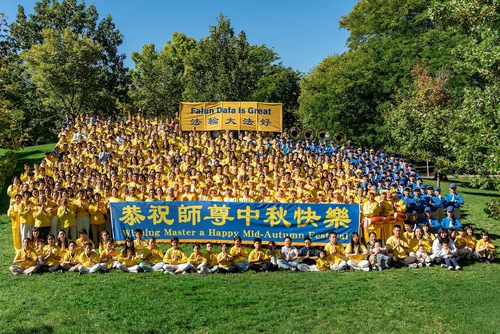 Image for article Pozdravy ke Svátku středu podzimu od mladých učedníků Falun Dafa z Toronta