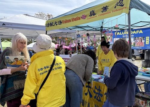 Image for article New Hampshire, USA: Lidé se na každoročním festivalu sklizně v Temple City seznamovali s Falun Dafa