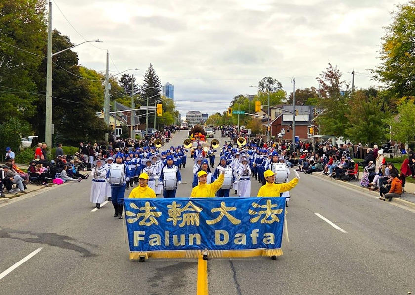 Image for article Kanada: Pochodová kapela Tian Guo Marching Band přináší energii a naději do průvodu Kitchener-Waterloo Oktoberfest